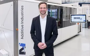 Man standing in the GKNPM Additive Manufacturing factory